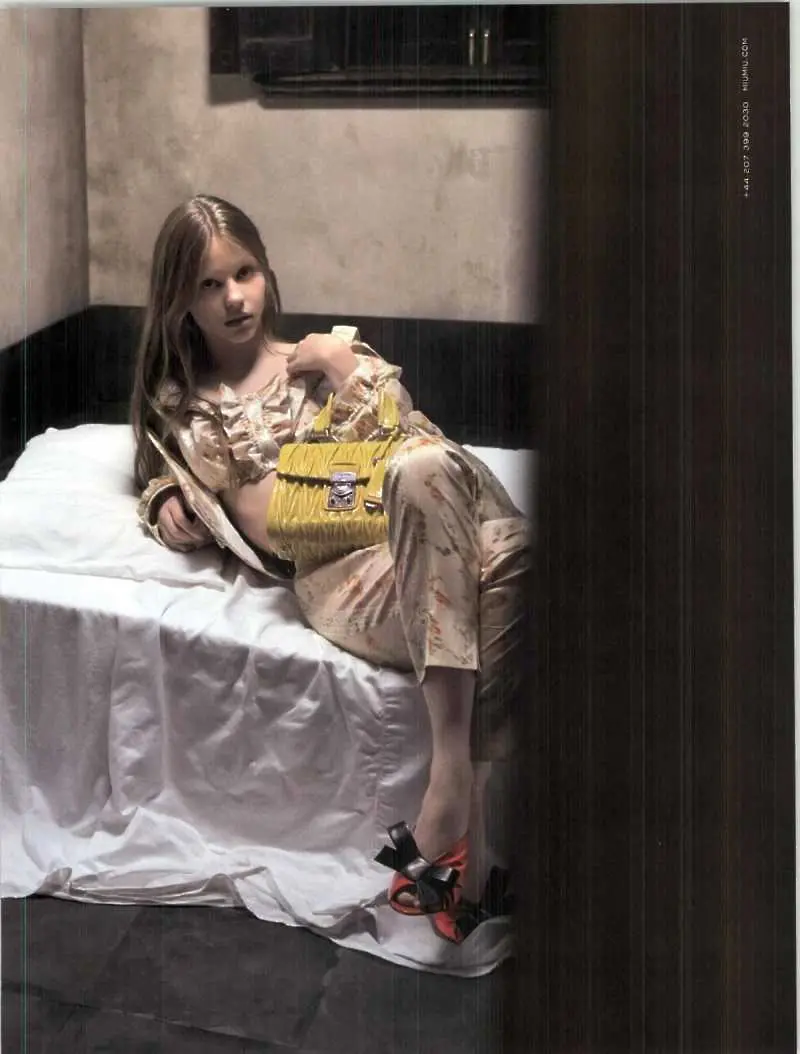 Великобритания забрани реклама с момиче на Prada